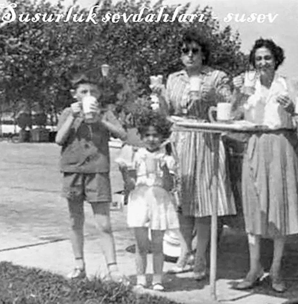 Susurluk’ta ayran bardaklarıyla poz veren aile, eski siyah beyaz fotoğraf