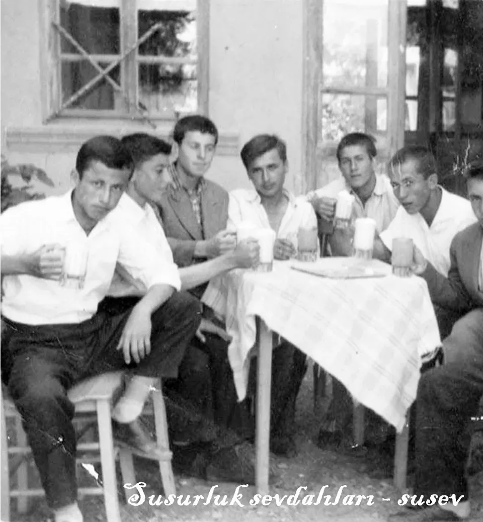 Susurluk’ta bir kahvede ayran içen gençler, eski siyah beyaz fotoğraf