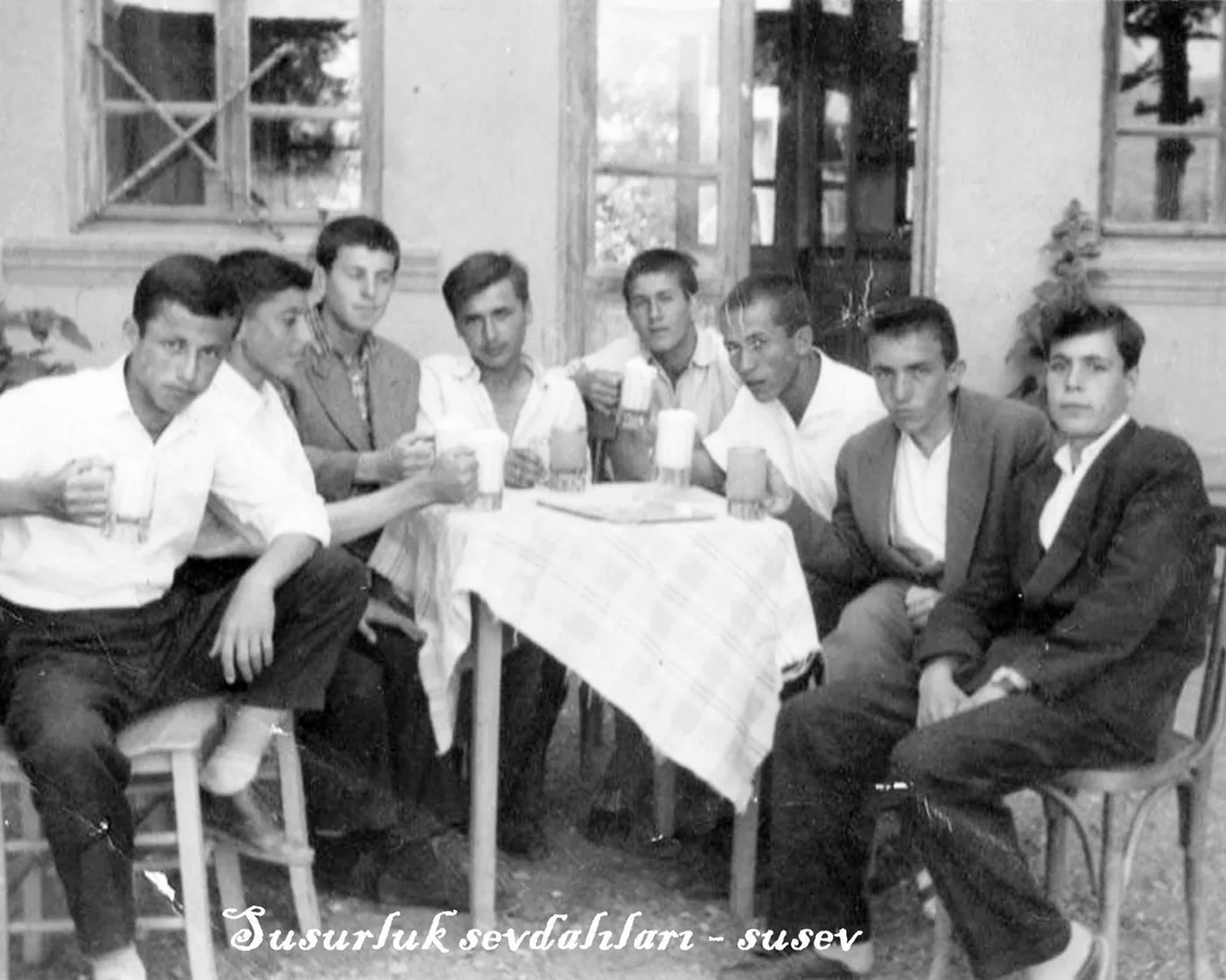 Susurluk’ta bir kahvede ayran bardaklarıyla oturan gençler, eski siyah beyaz fotoğraf